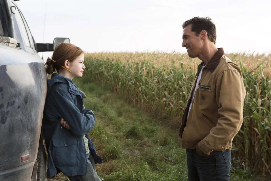 Christopher Nolan'ın Interstellar (2014) filminden bir sahne; Cooper, mısır tarlasının yanında kızı Murph ile konuşuyor.