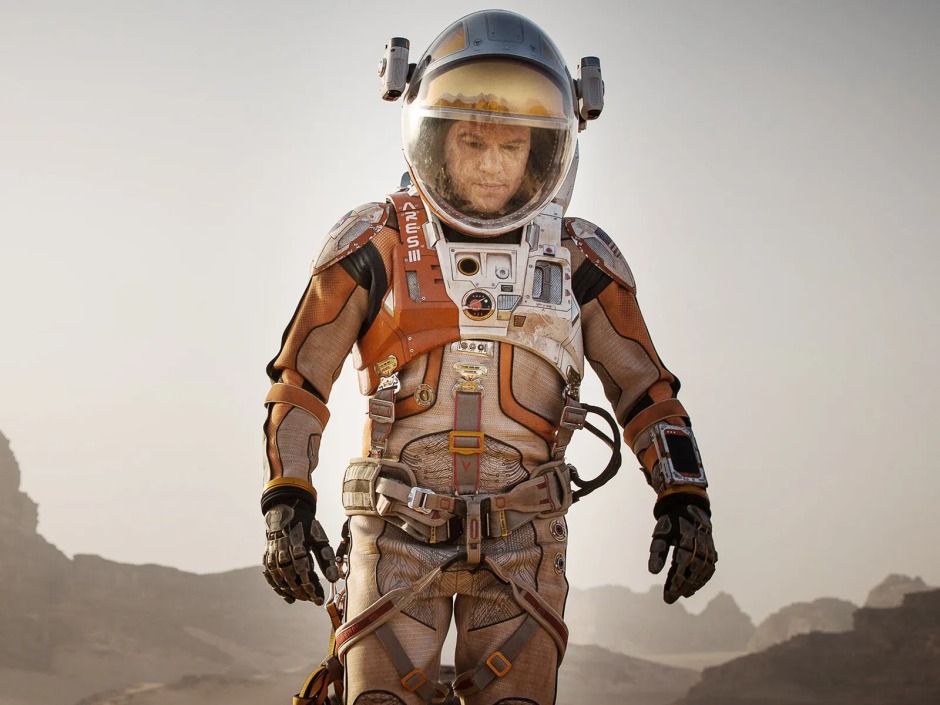 Christopher Nolan'ın önerilen Matt Damon filmleri arasında yer alan The Martian (2015) filminden bir sahne; Matt Damon'ın canlandırdığı astronot Mark Watney, Mars yüzeyinde uzay giysisiyle yürüyor.