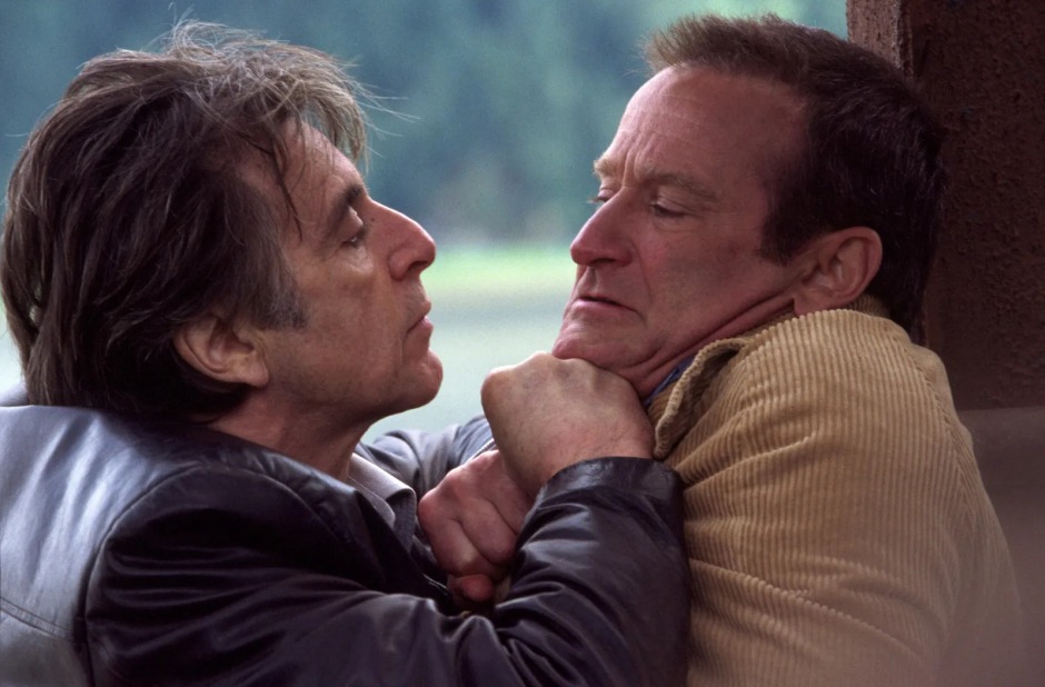Christopher Nolan'ın Insomnia (2002) filminden bir sahne; Al Pacino'nun canlandırdığı dedektif, Robin Williams'ın canlandırdığı seri katili yakasından duvara sıkıştırıyor.