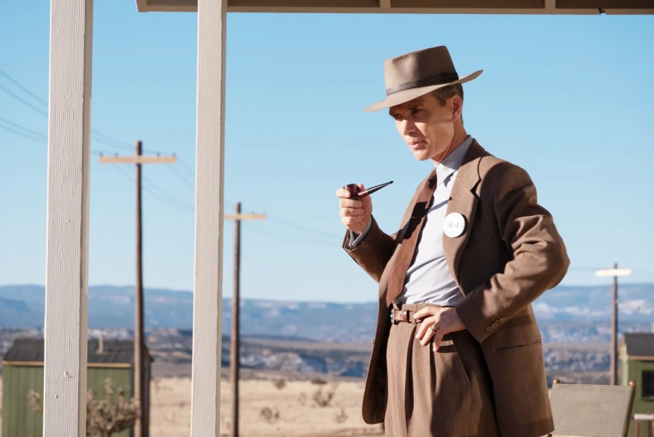 Christopher Nolan'ın Oppenheimer (2023) filminden bir sahne; Cillian Murphy'nin canlandırdığı J. Robert Oppenheimer, elinde piposuyla çöl ortamındaki test sahasında ayakta duruyor.