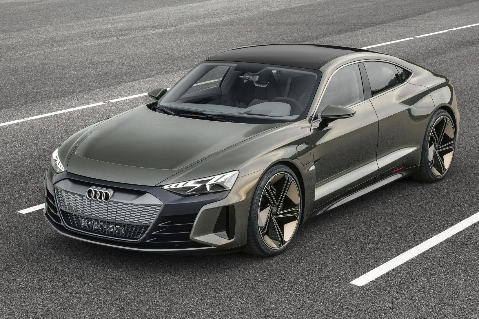 Audi’nin Elektrikli Aracı E-Tron Piyasaya Çıkıyor