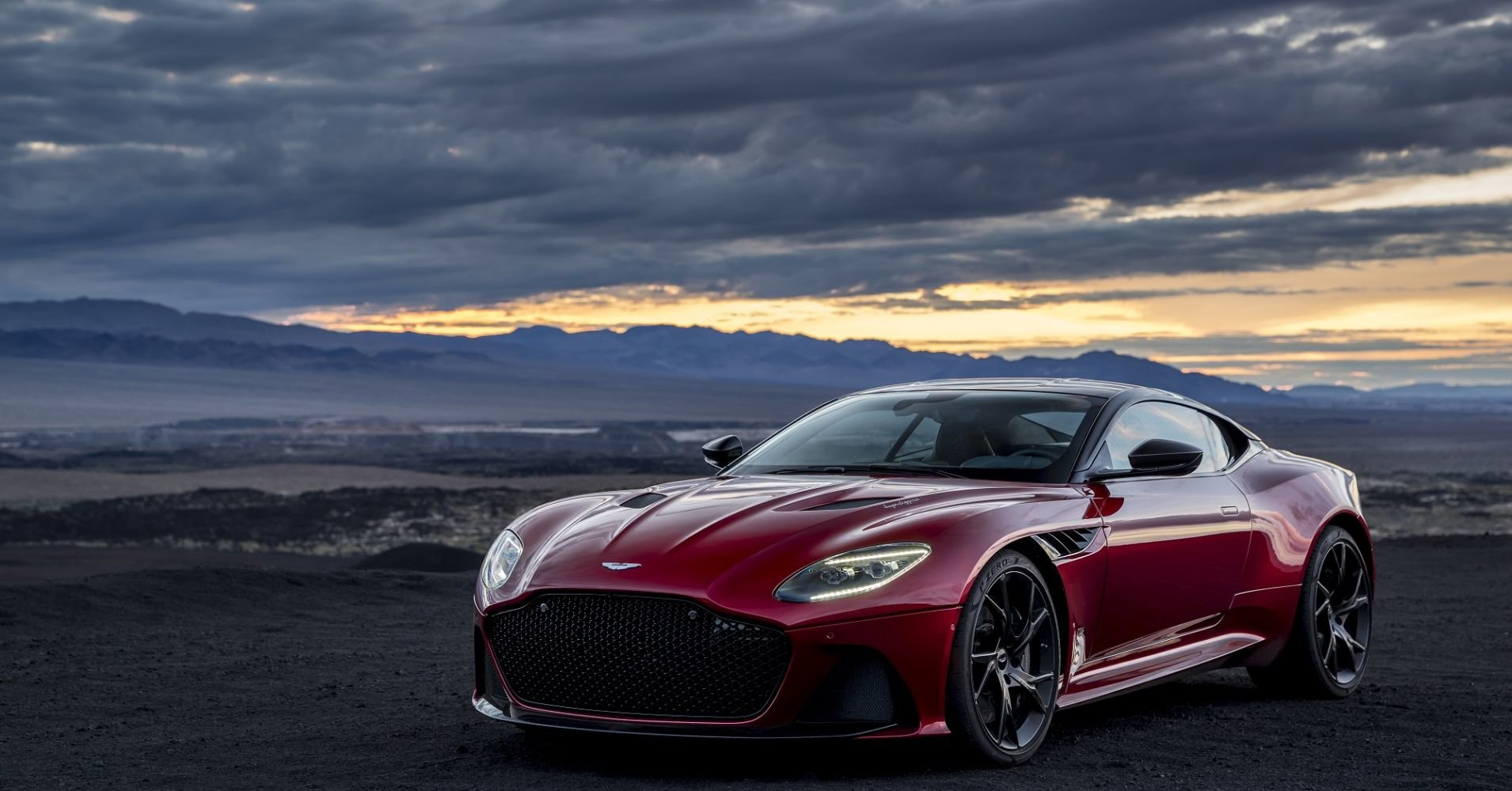 Aston Martin'in En İyi Modeliyle Tanışın: DBS Superleggera