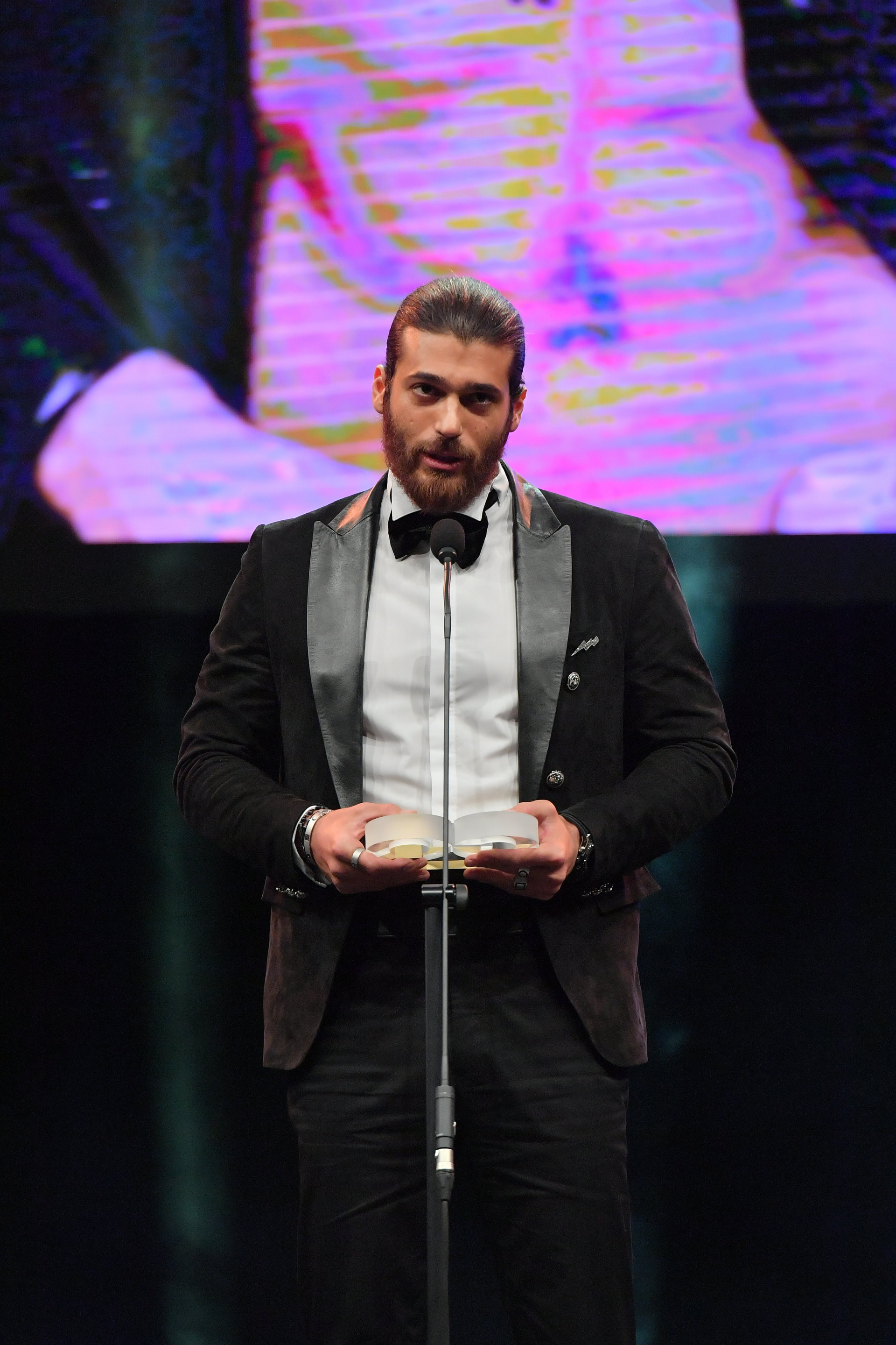 Can Yaman GQ Men of the Year Ödül Konuşmasında Kime Teşekkür Etti?