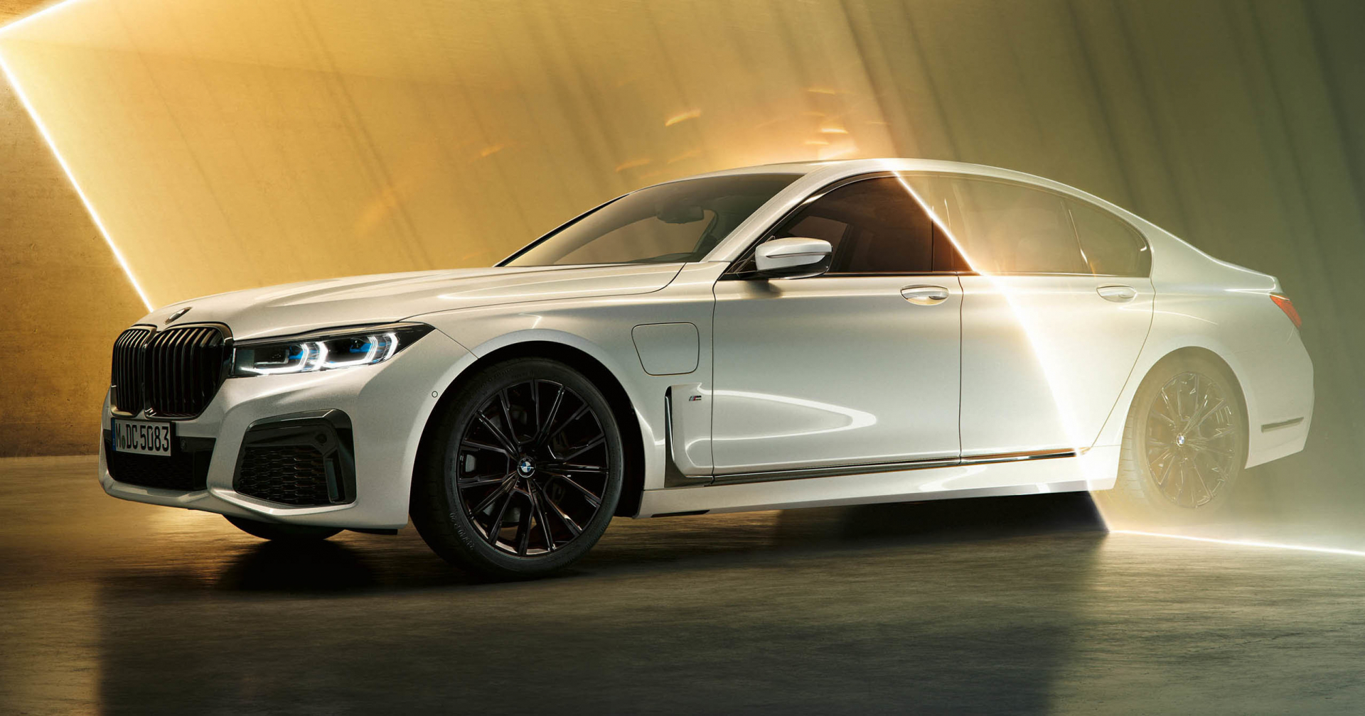 BMW’nin Yeni Hibrit Modeli: 745E