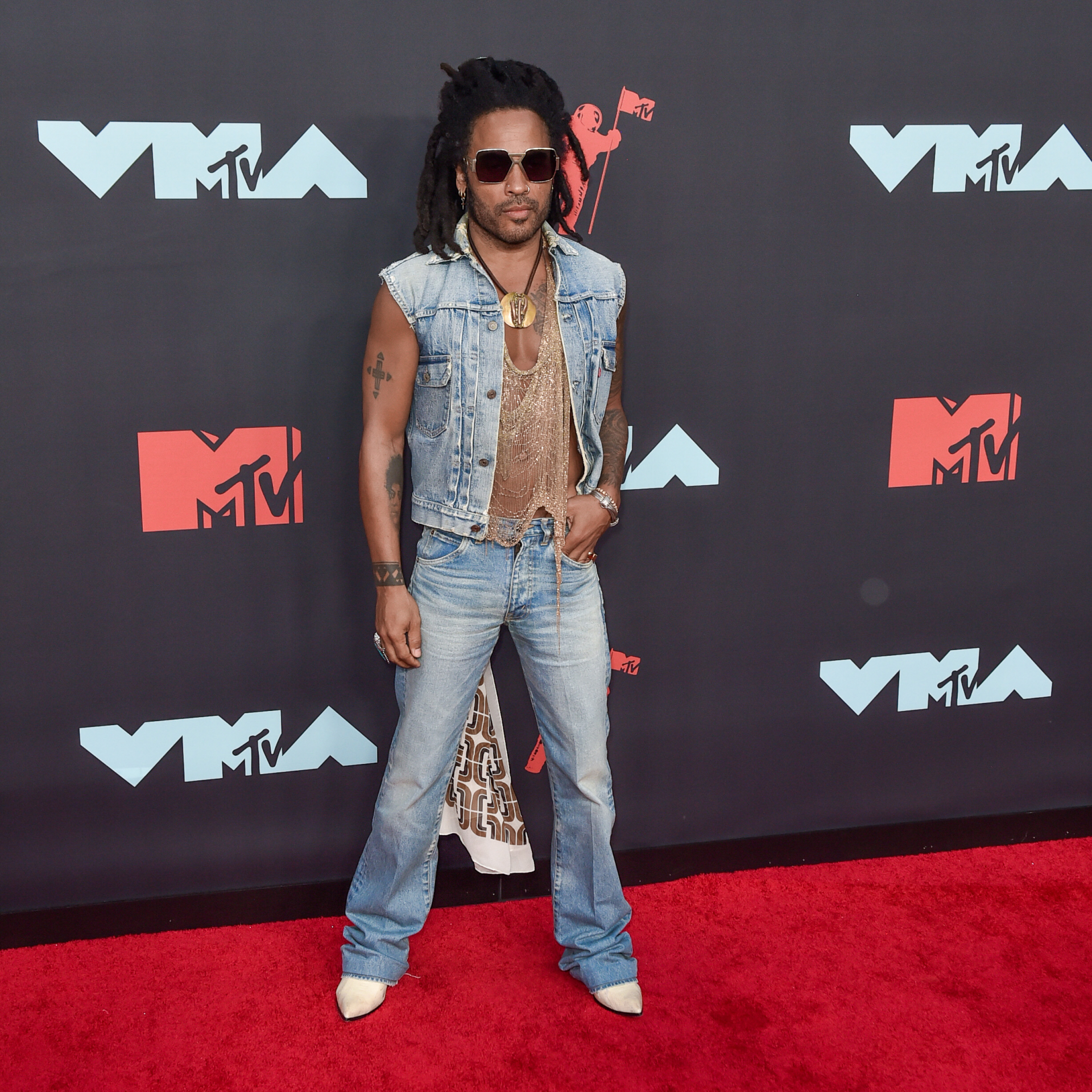 Lenny Kravitz’in Güneş Gözlüğünü Gördünüz Mü?