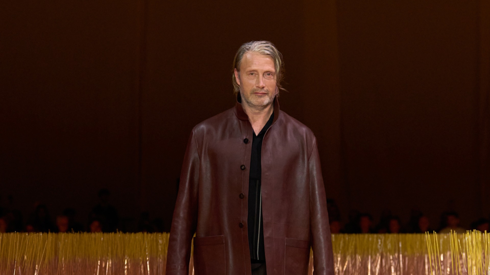 Mads Mikkelsen Zegna Defilesini (ve Milano Moda Haftasını) Şık Bir Şekilde Kapattı