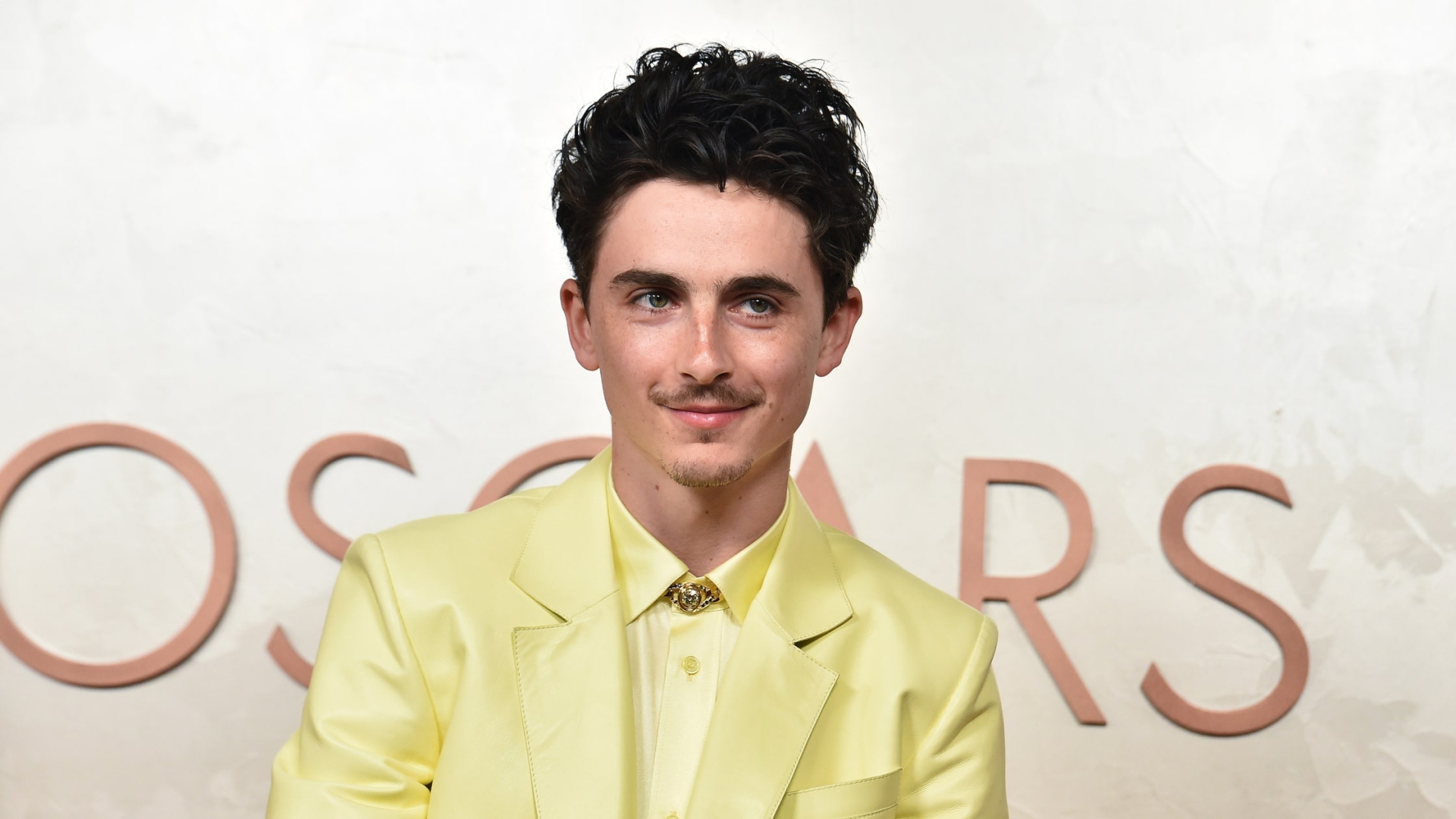 Timothée Chalamet Sarı Deri Smokiniyle Oscar Kırmızı Halısını Renklendirdi