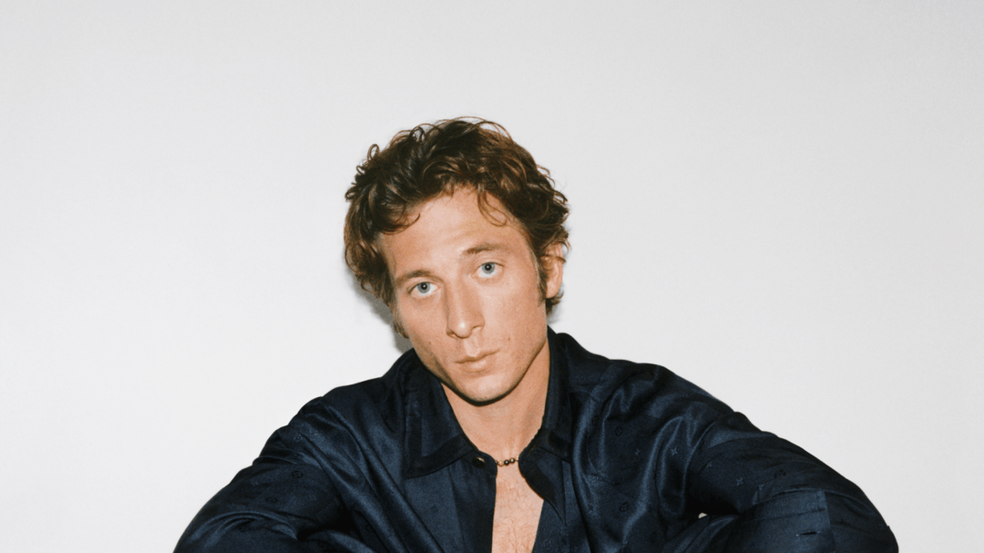 Louis Vuitton'un Yeni Yüzü Jeremy Allen White Oldu