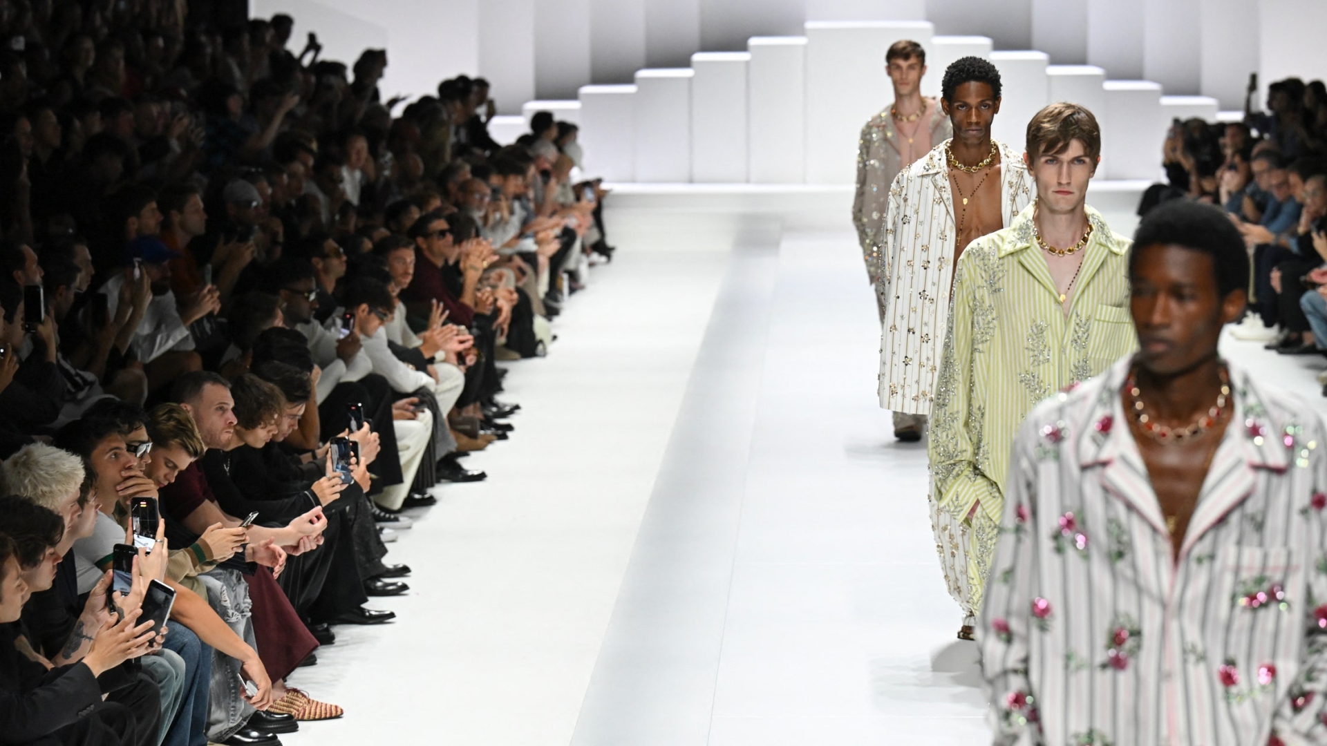 Dolce & Gabbana Defilesinde Kendinizi Adeta Bir Pijama Partisindeymiş Gibi Hissediyorsunuz