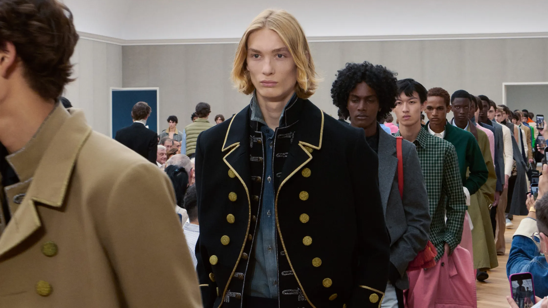 ‘Stil Fikri’: Jonathan Anderson, Dior’daki İlk Koleksiyonuyla Beklentileri Karşılıyor