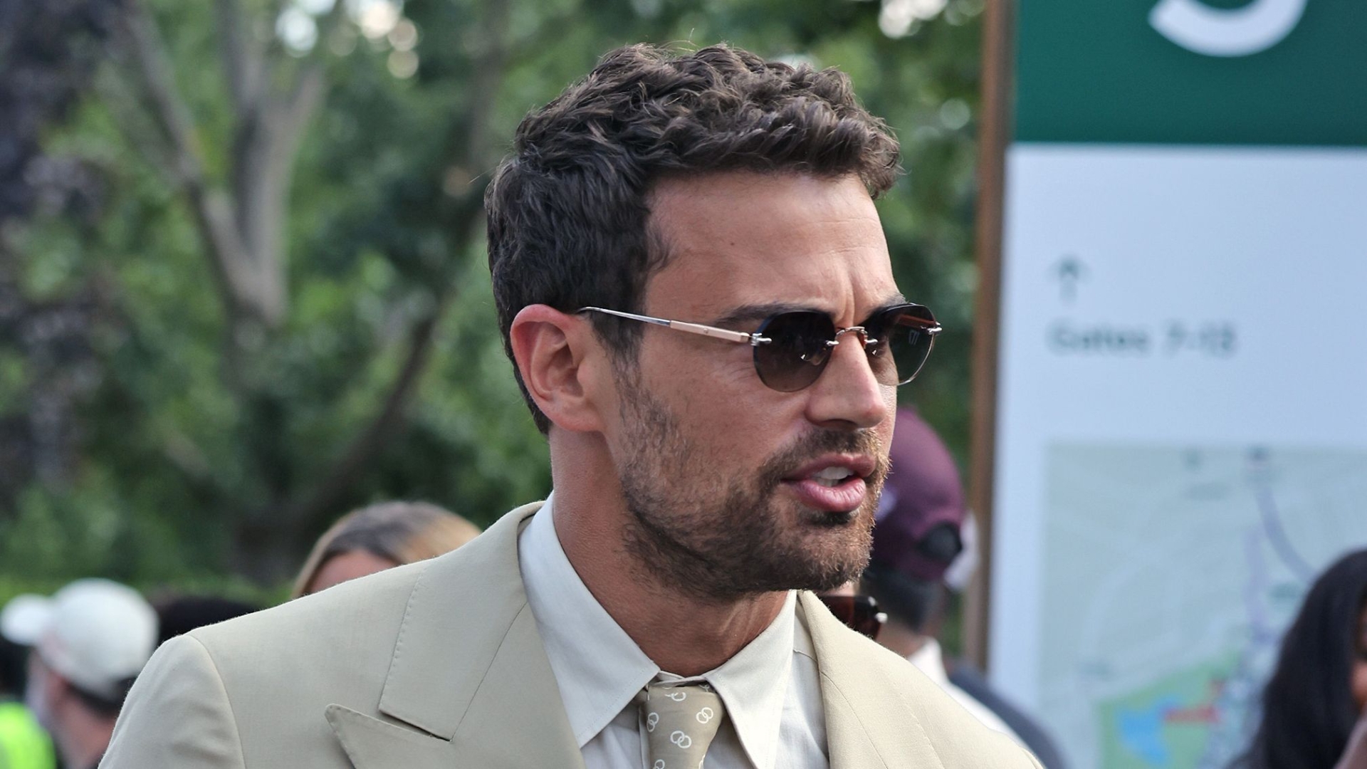 Theo James'in 56 Bin Liralık Gözlükleri