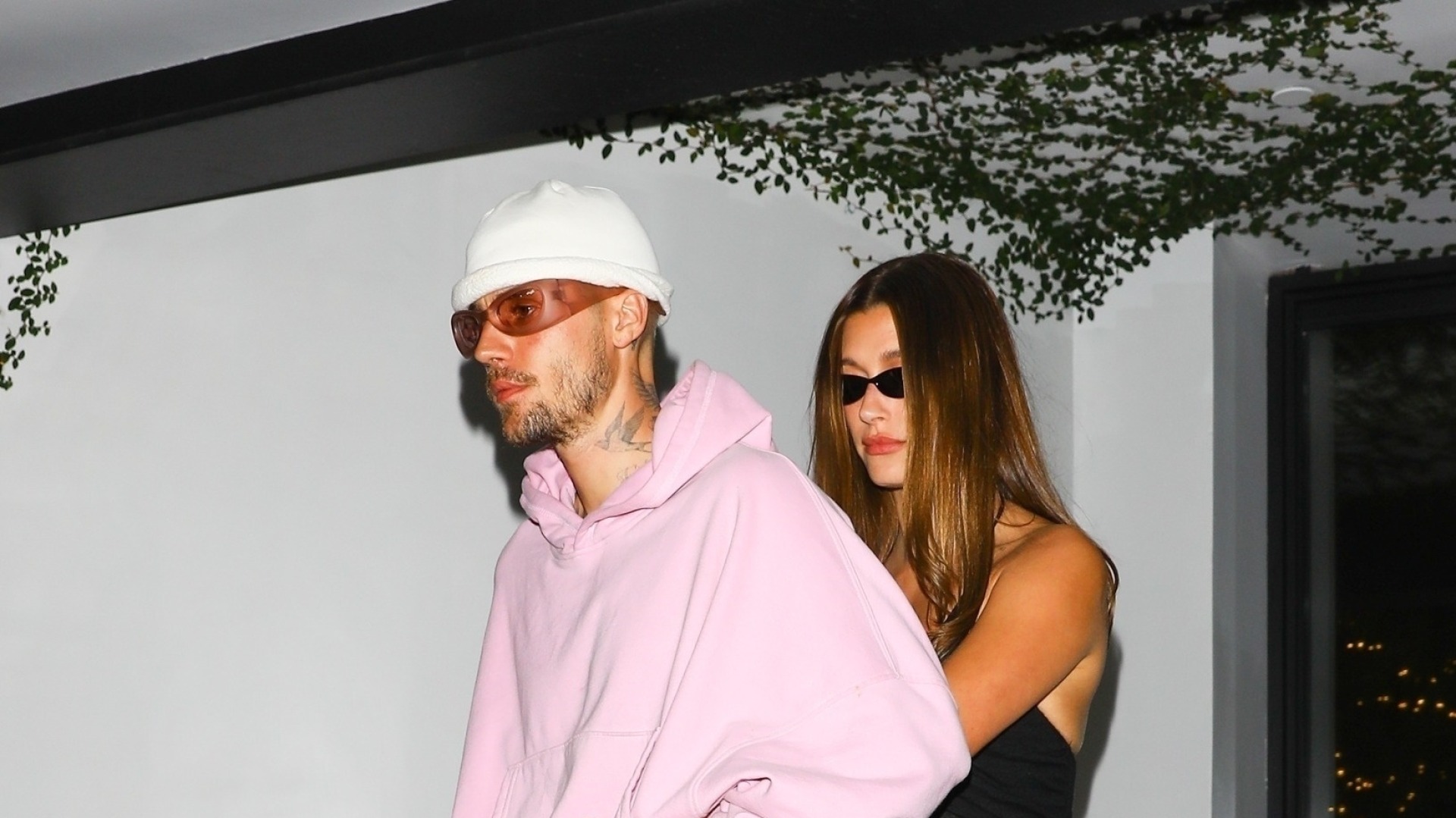 Justin ve Hailey Bieber, Çift Kombiniyle Skylrk Giyiyor