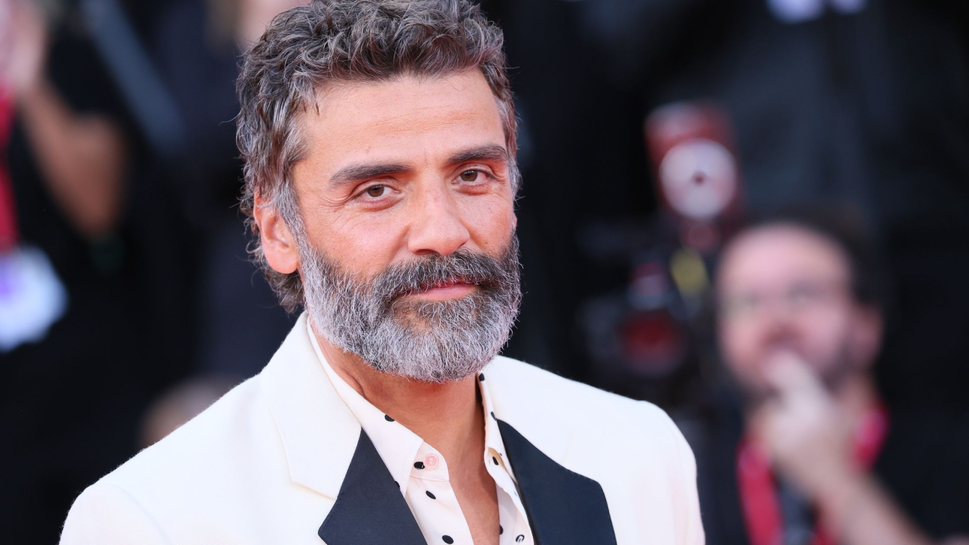 Oscar Isaac, Venedik Film Festivali’nin En İyi Giyineni Oldu: Baştan Ayağa Celine İle Kusursuz Bir Görünüm