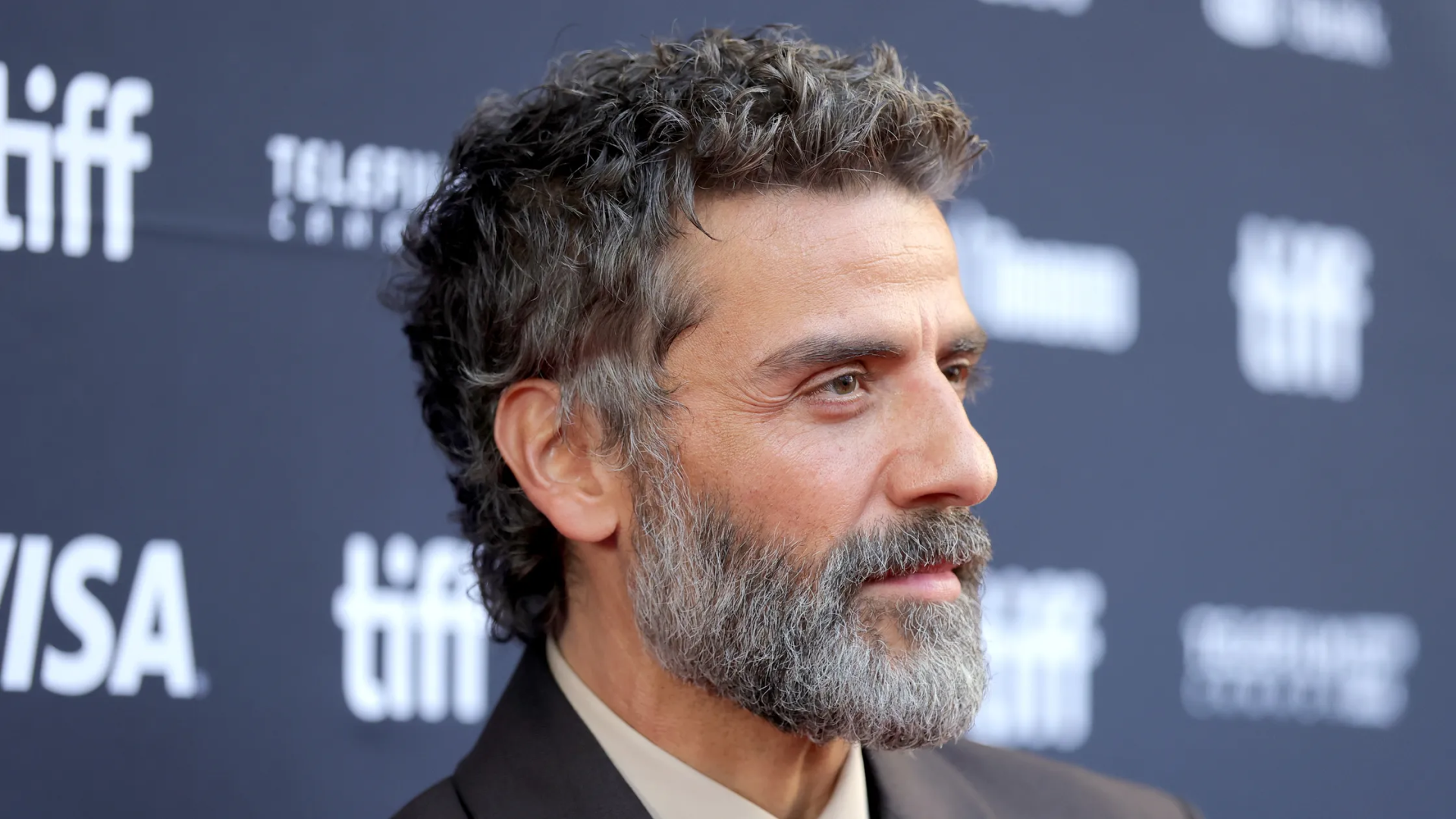 Oscar Isaac, Sorumluluk Sahibi Adamlar İçin Bebek Mullet Modeliyle Karşımızda