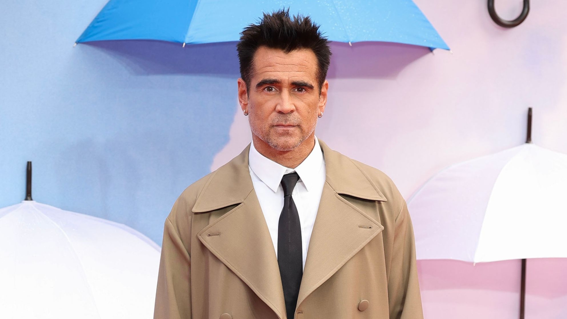 Belki Sen de Colin Farrell Gibi Blazer’ı Trençkotla Değiştirmelisin