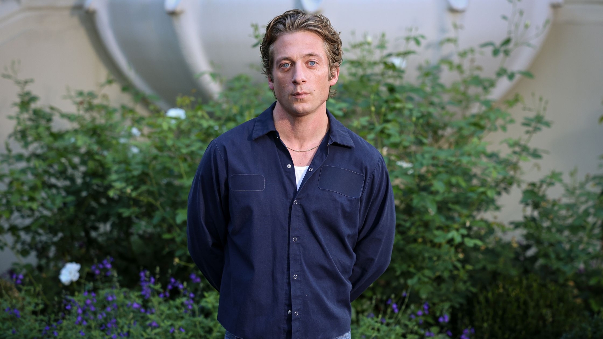 Jeremy Allen White’a Kulak Verin ve Gömleğinizin Eteklerini Kısaltın
