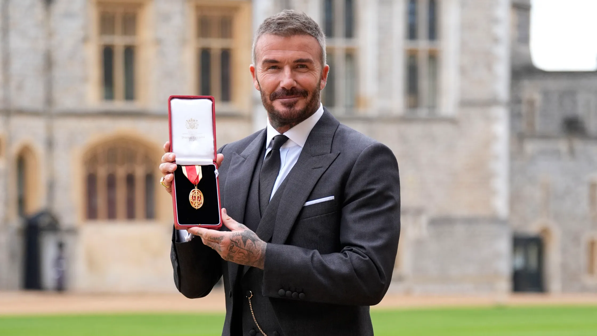 David Beckham Şövalyelik Unvanını Aldı, Victoria Beckham Erkek Giyime Adım Attı