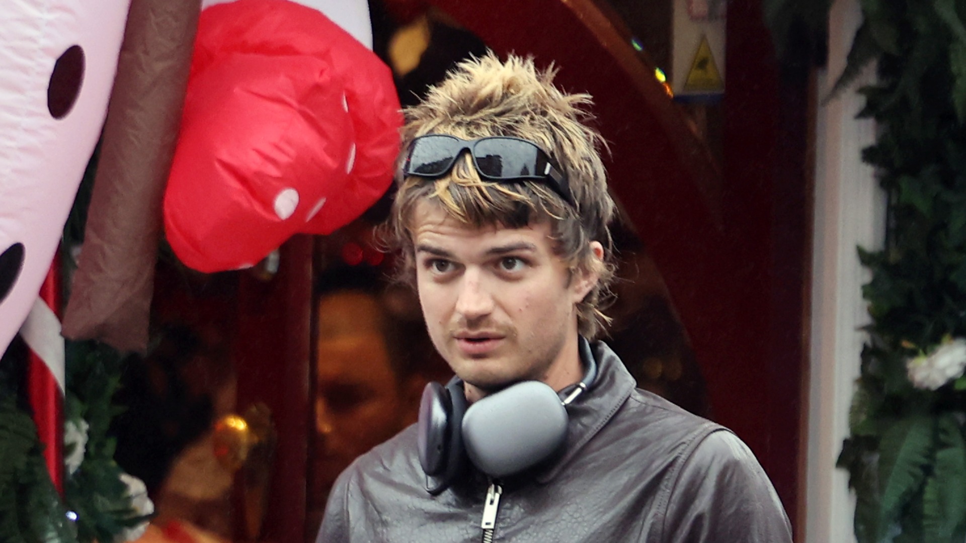 Joe Keery Saçları ve Kıyafetleri İçin 'Funky' Bir Şeyler Deniyor