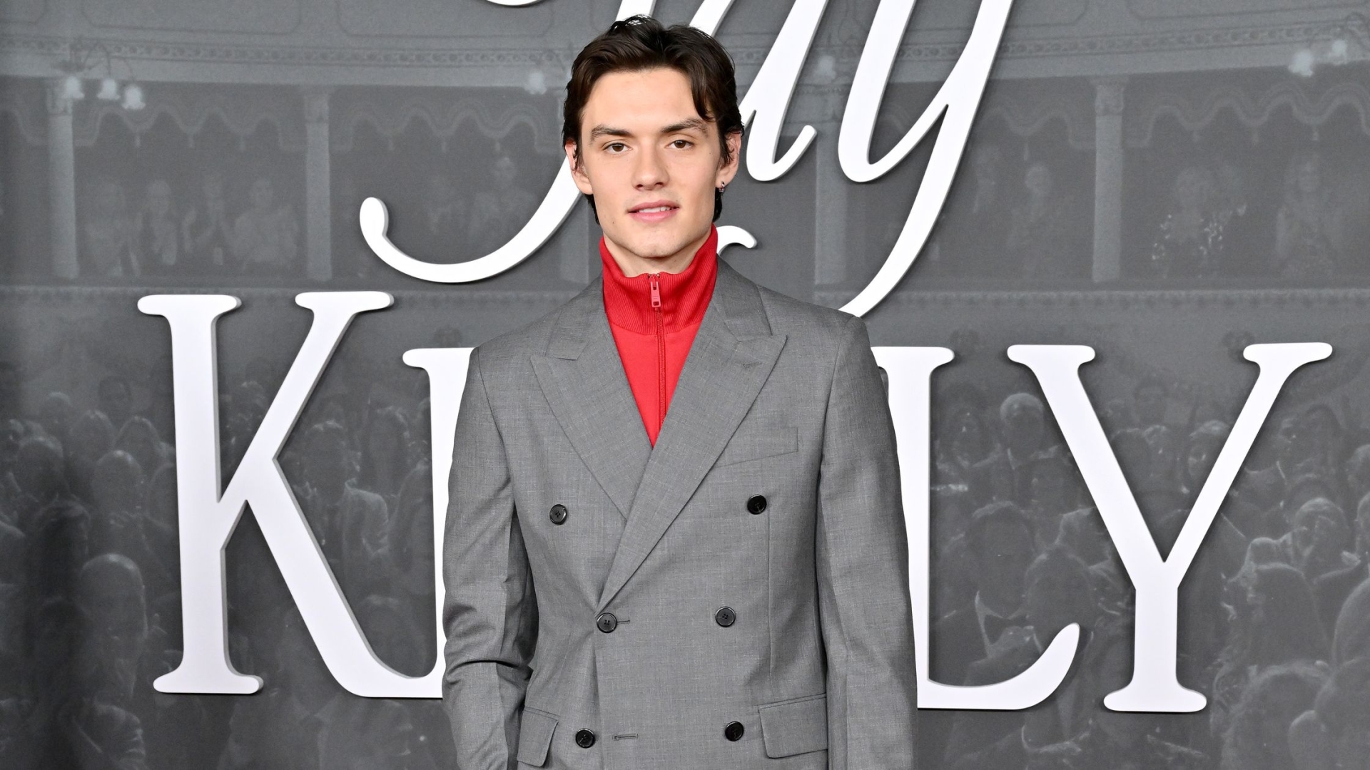 İyi bir Britanyalı çocuk olan Louis Partridge kırmızı halıda futbol havası estiriyor