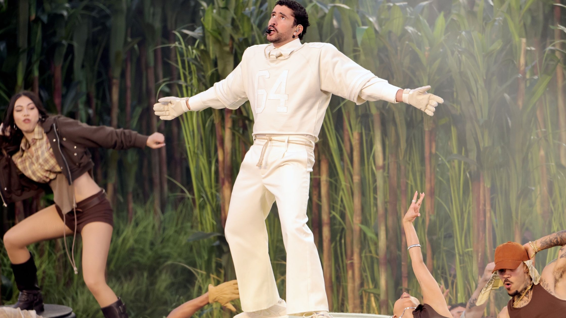 Bad Bunny, Super Bowl Devre Arası Şovunda İlk İmza Adidas Spor Ayakkabısını Tanıttı