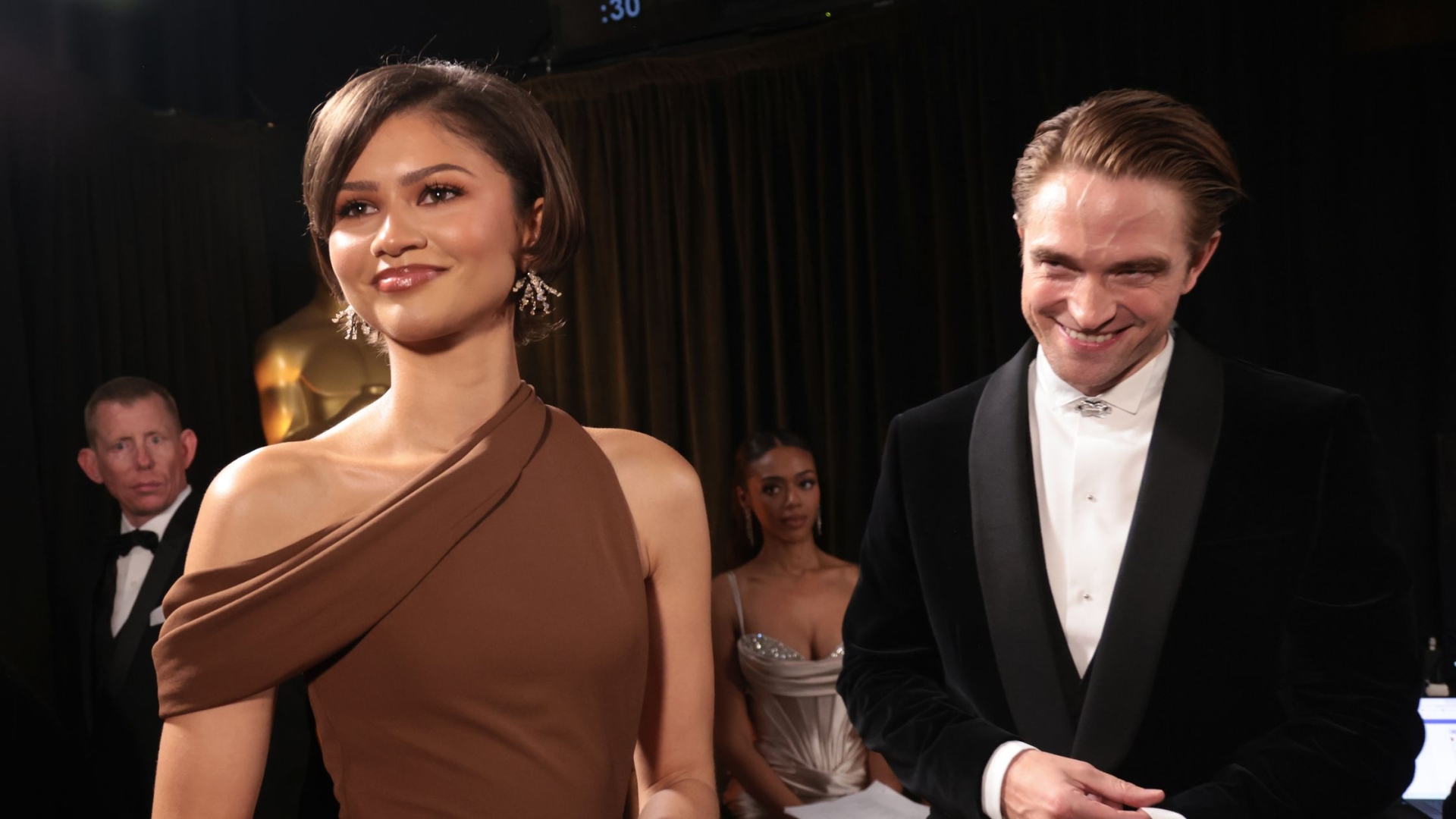 Bir dakika, Robert Pattinson Oscar’larda Yeni Bir Altın Jaeger-LeCoultre mü Tanıttı?