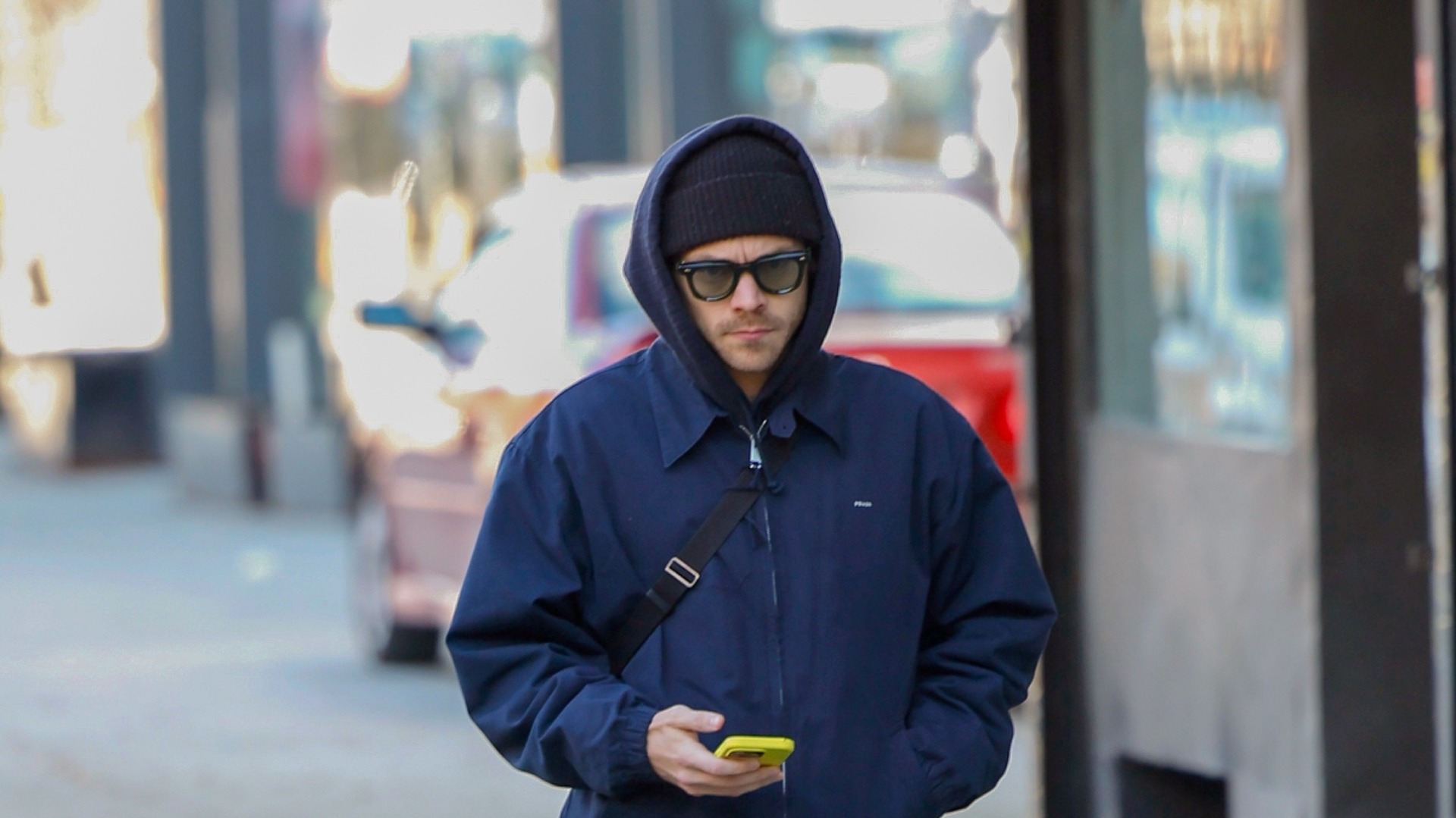 Harry Styles, Tanınmadan Yürüyüş Yaparken Adidas ve Prada Giyiyor