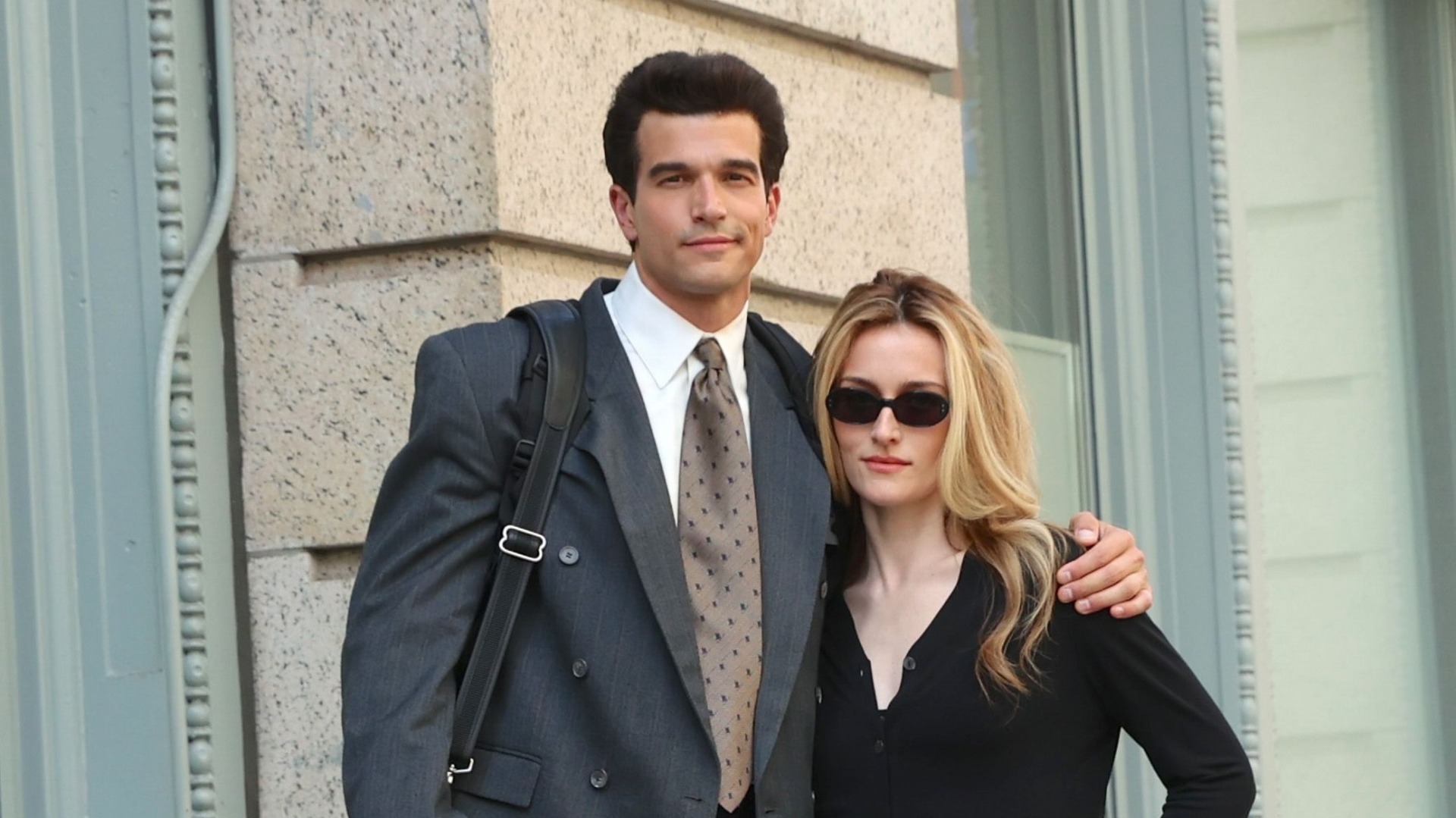 Love Story: “John F. Kennedy Jr., arkaya doğru takılmış bir şapkayla bir Armani takım elbiseyi kendine özgü biçimde dönüştürme konusunda doğuştan bir yeteneğe sahipti.”