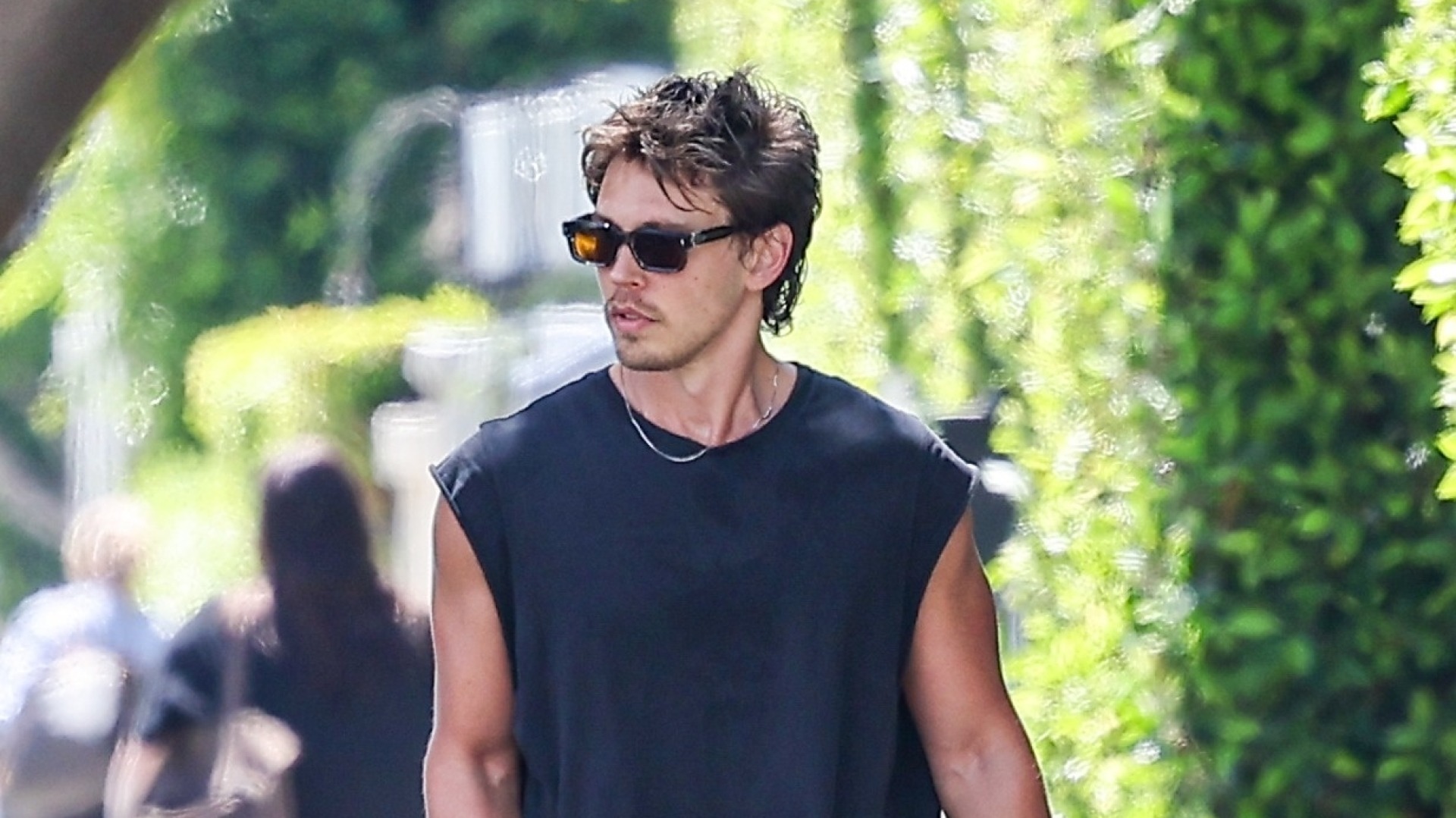 Austin Butler, Kollarıyla Muscle-Fit Sezonunu Karşılıyor