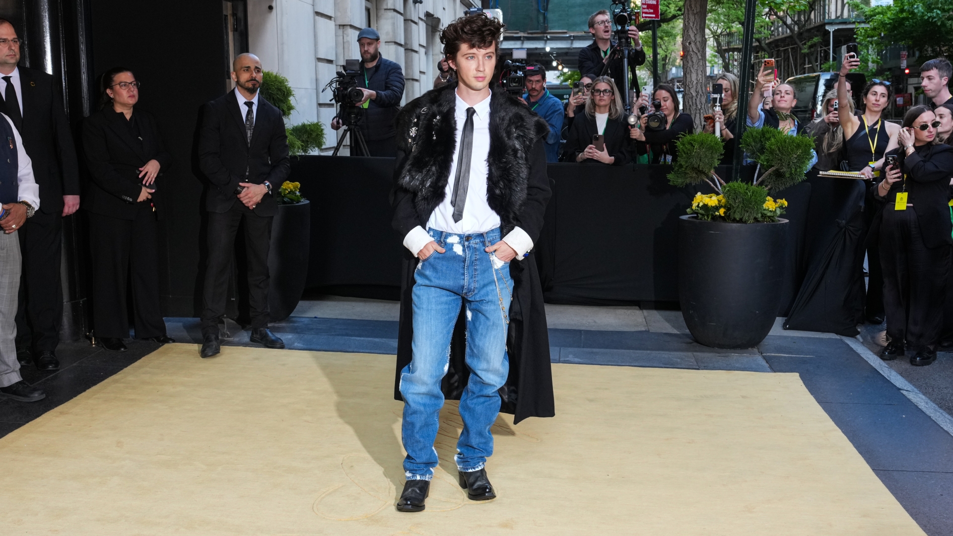 Troye Sivan, Met Gala’ya Yıpranmış Prada Jean'le Katıldı