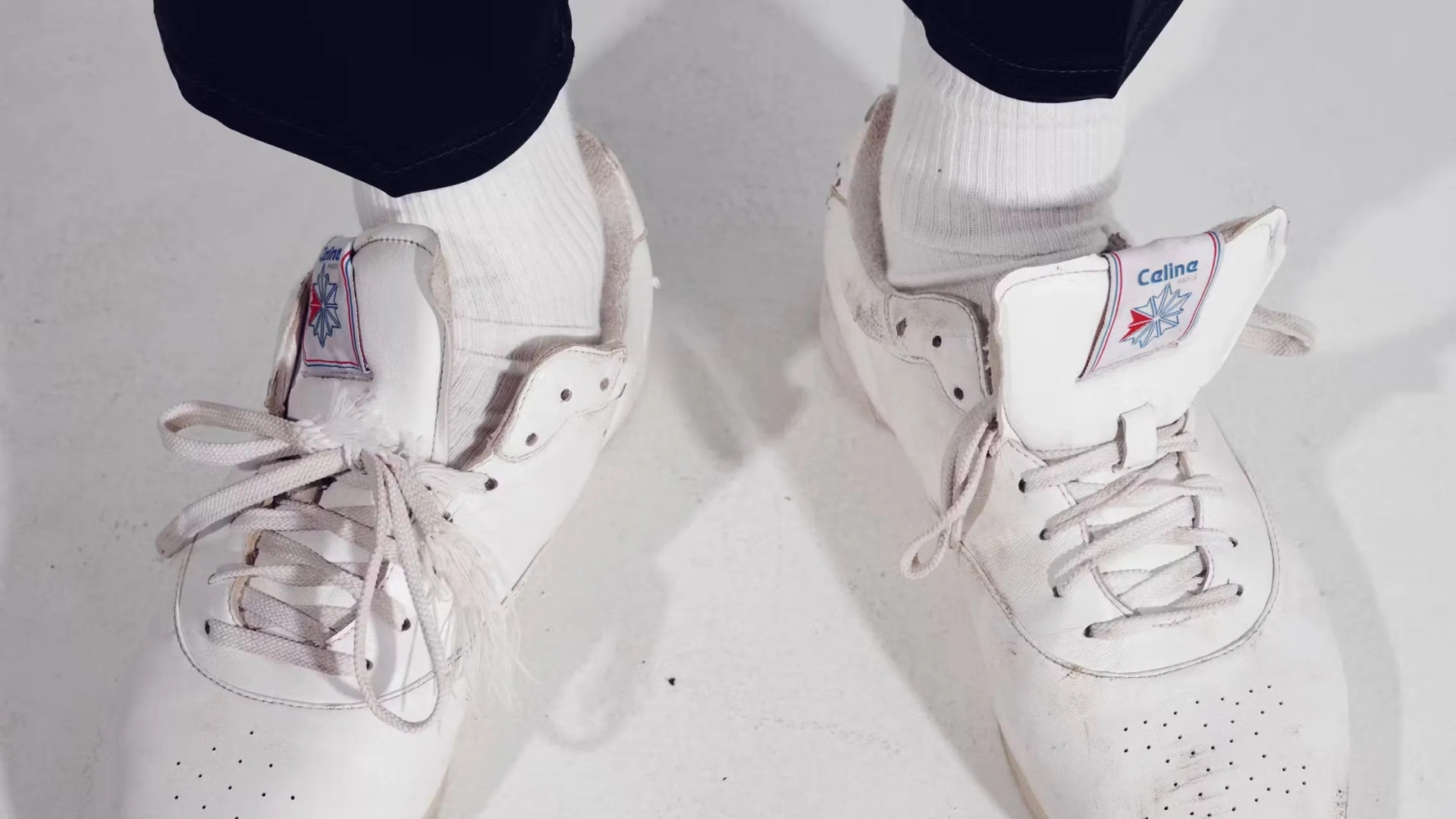 Celine x Reebok Freestyle beyaz sneaker modeli. İş birliğine özel Celine ve Reebok logolarını taşıyan deri spor ayakkabı.