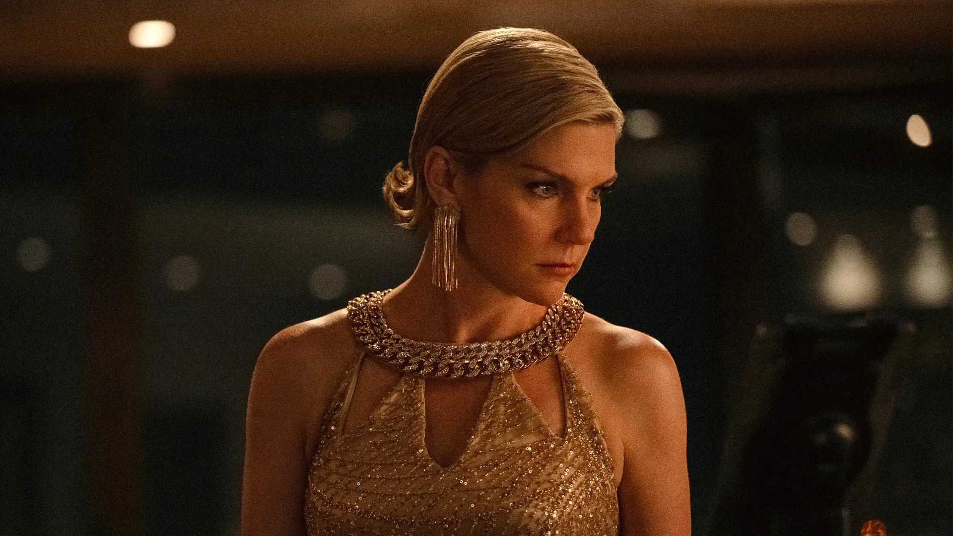 Pluribus dizisinin 2. sezonunda Carol Sturka rolündeki Rhea Seehorn.