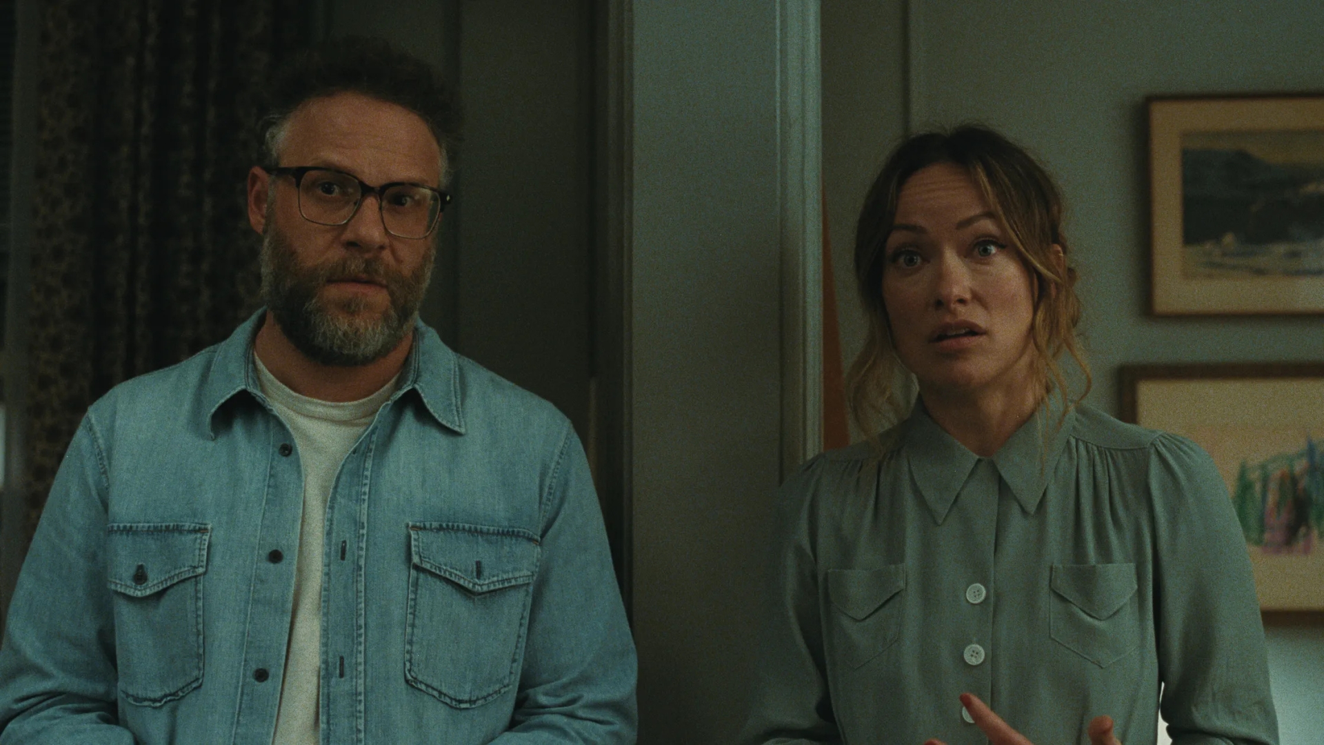 The Invite filminde Seth Rogen ve Olivia Wilde'ın canlandırdığı evli çiftin gergin bir sahnesi.