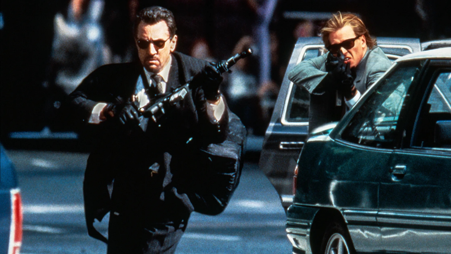 Robert De Niro'nun Neil McCauley ve Val Kilmer'ın Chris Shiherlis karakterleri, Heat filmindeki efsanevi banka soygunu sonrası Los Angeles sokaklarında silahlı çatışma sırasında.