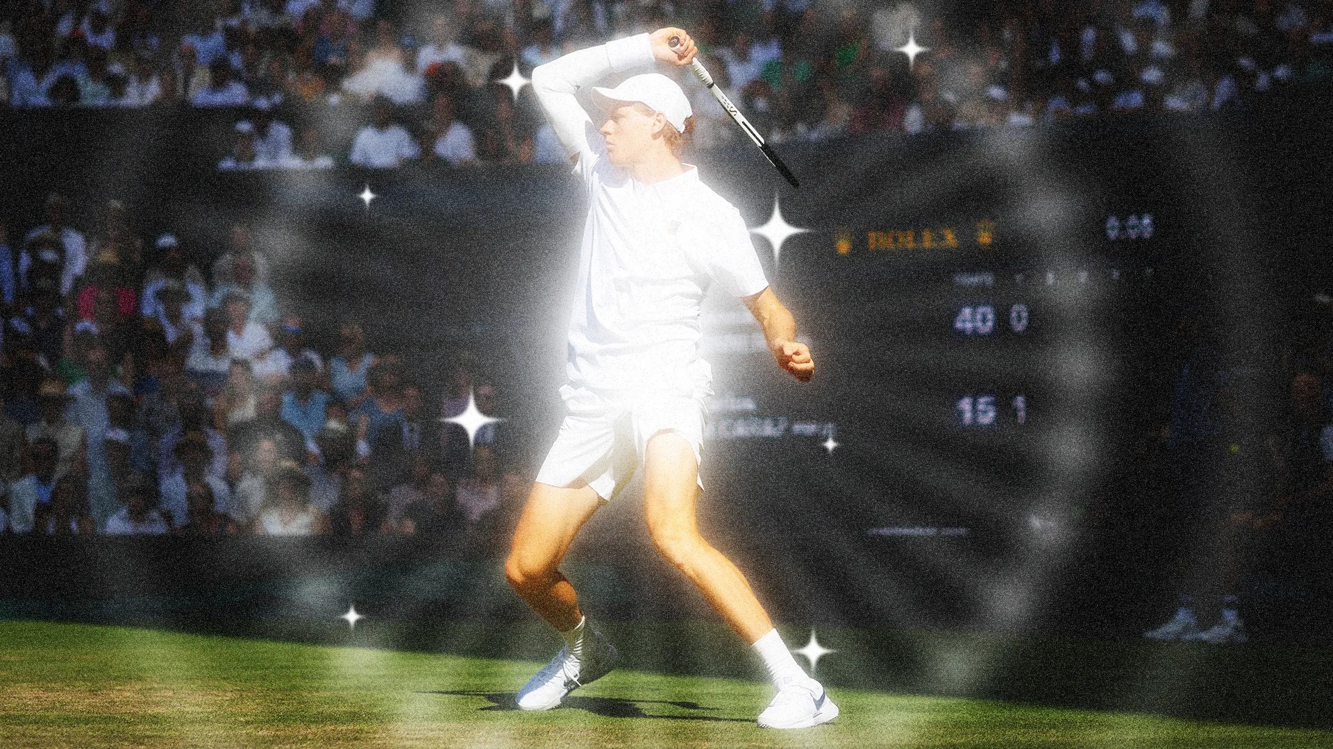 Jannik Sinner Wimbledon'da tamamen beyaz tenis kıyafetiyle servis atmaya hazırlanırken