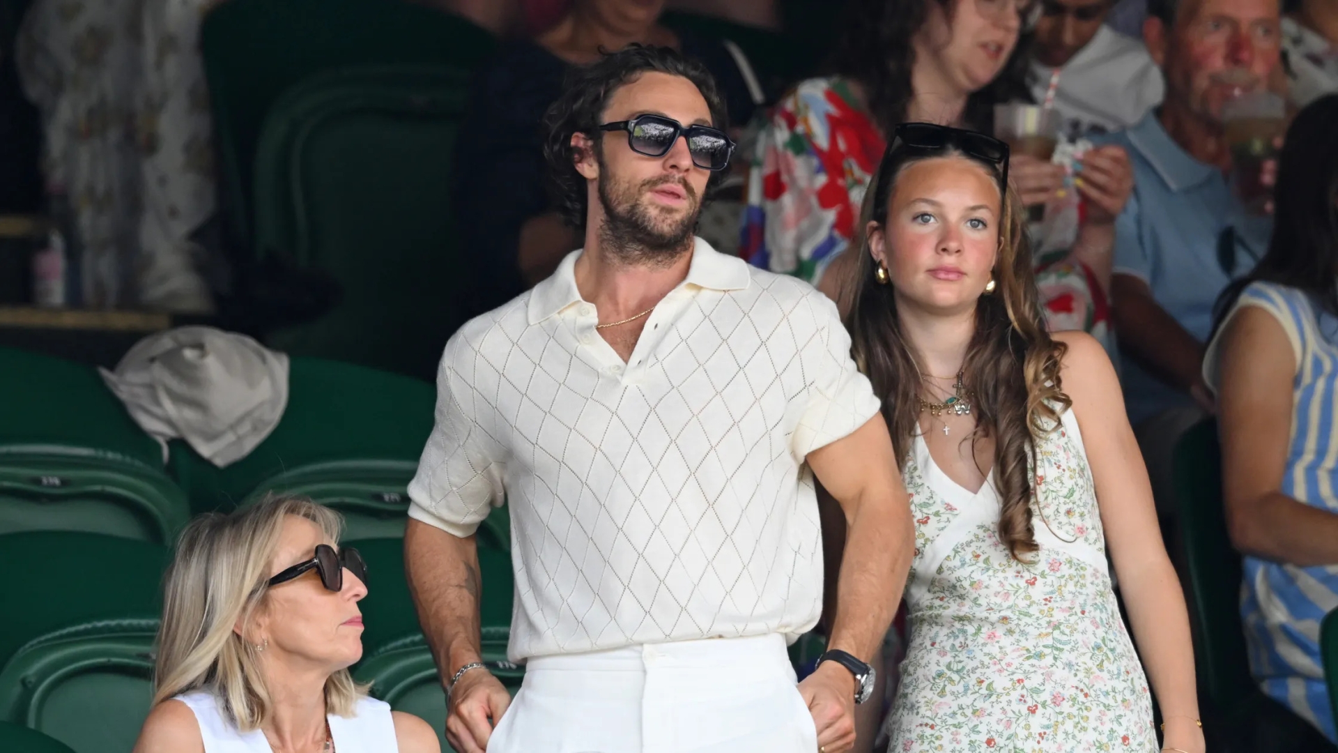 Aaron Taylor-Johnson Wimbledon 2026'da beyaz ipek polo yaka ve beyaz pantolonuyla