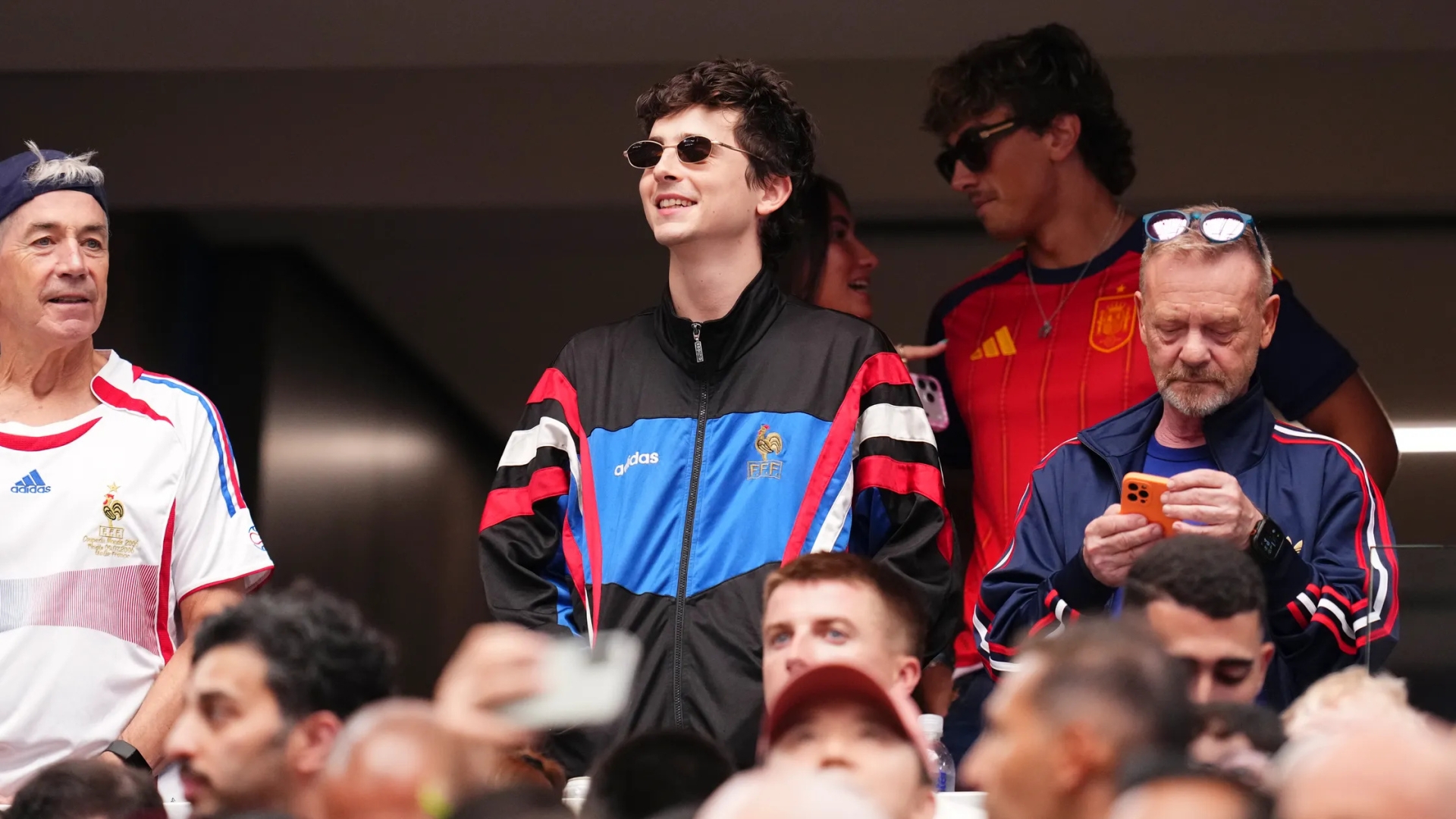 Timothée Chalamet, Fransa-İspanya Dünya Kupası yarı finalini tribünden 1996-98 dönemine ait vintage Adidas Fransa eşofman üstüyle izliyor.