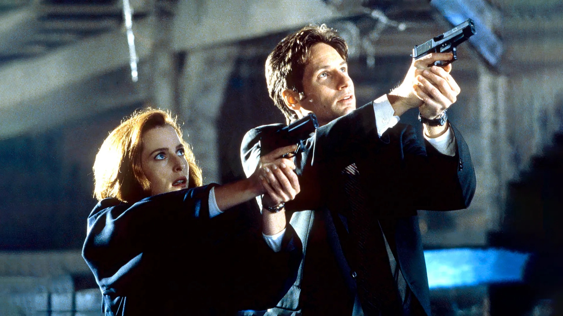 The X Files dizisinde Gillian Anderson ve David Duchovny'nin canlandırdığı FBI ajanları Dana Scully ile Fox Mulder.