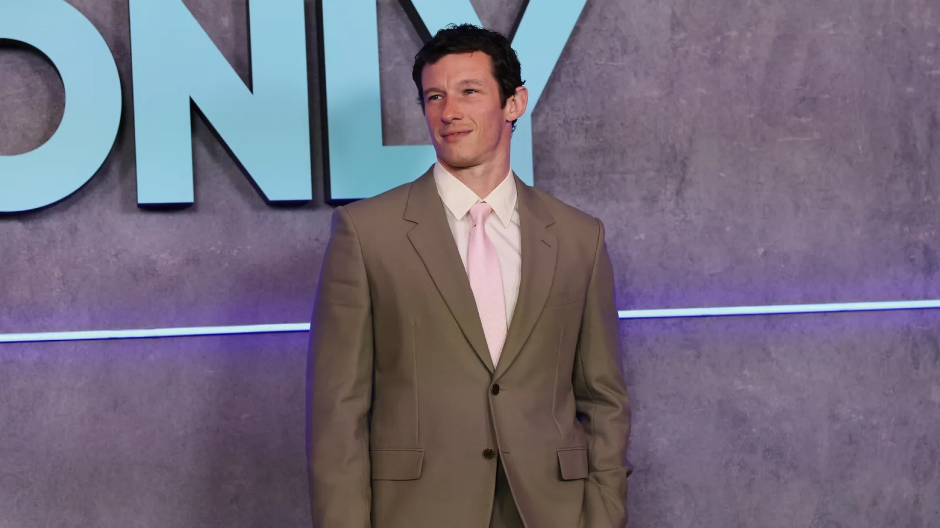 Callum Turner'ın Takımı, Onun Sessizce Nasıl Daha Yakışıklı Görünmesini Sağlıyor