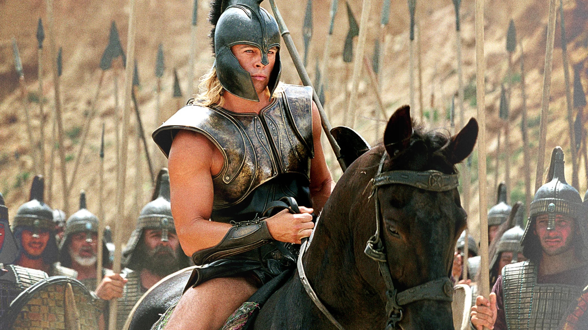 Troy filminde Brad Pitt, Achilles rolünde at üzerinde zırhıyla Truva Savaşı sahnesinde.