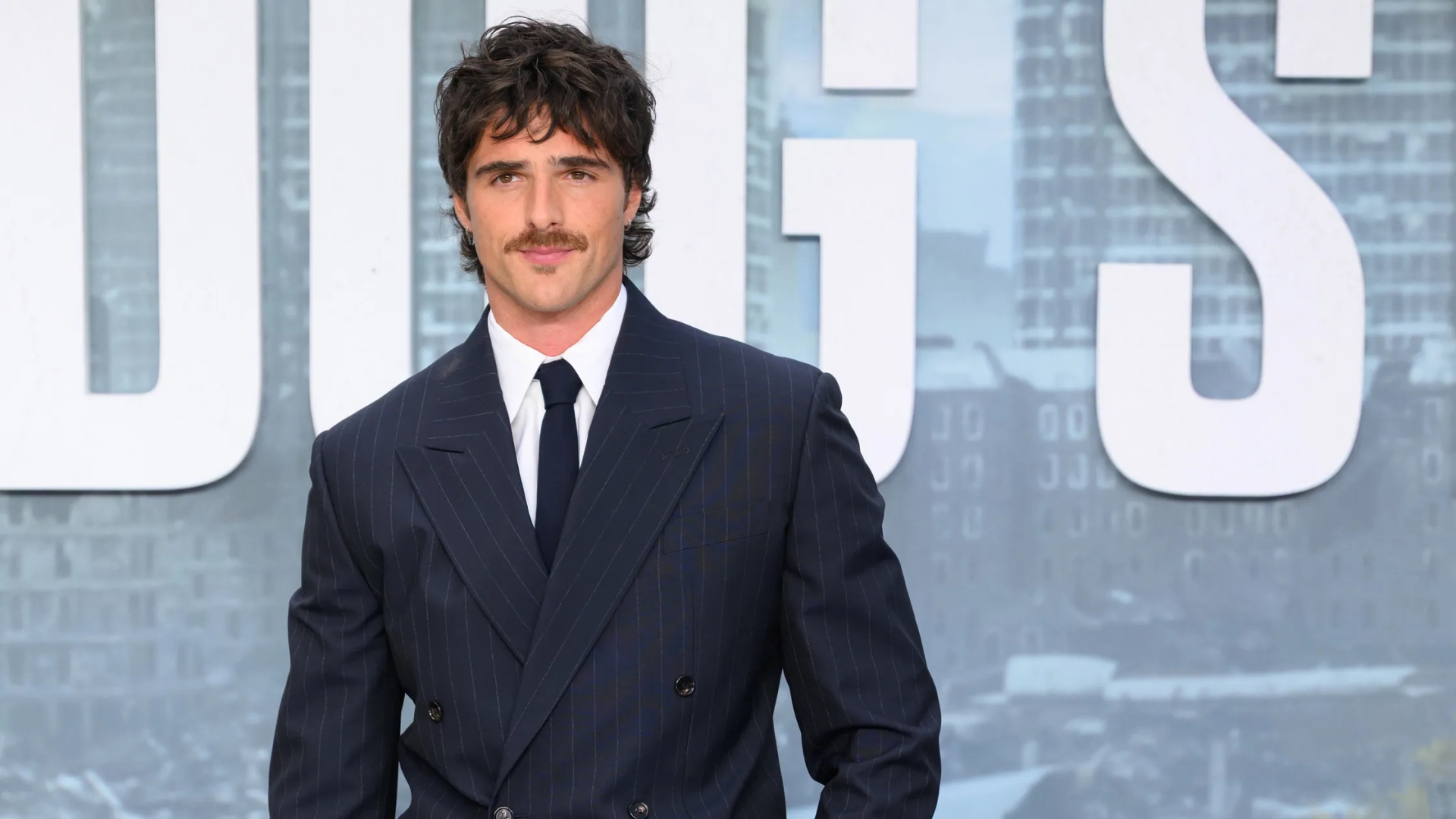 Jacob Elordi’nin Pantolonu Fazla mı Uzun? İngiliz Terziler Yorumluyor