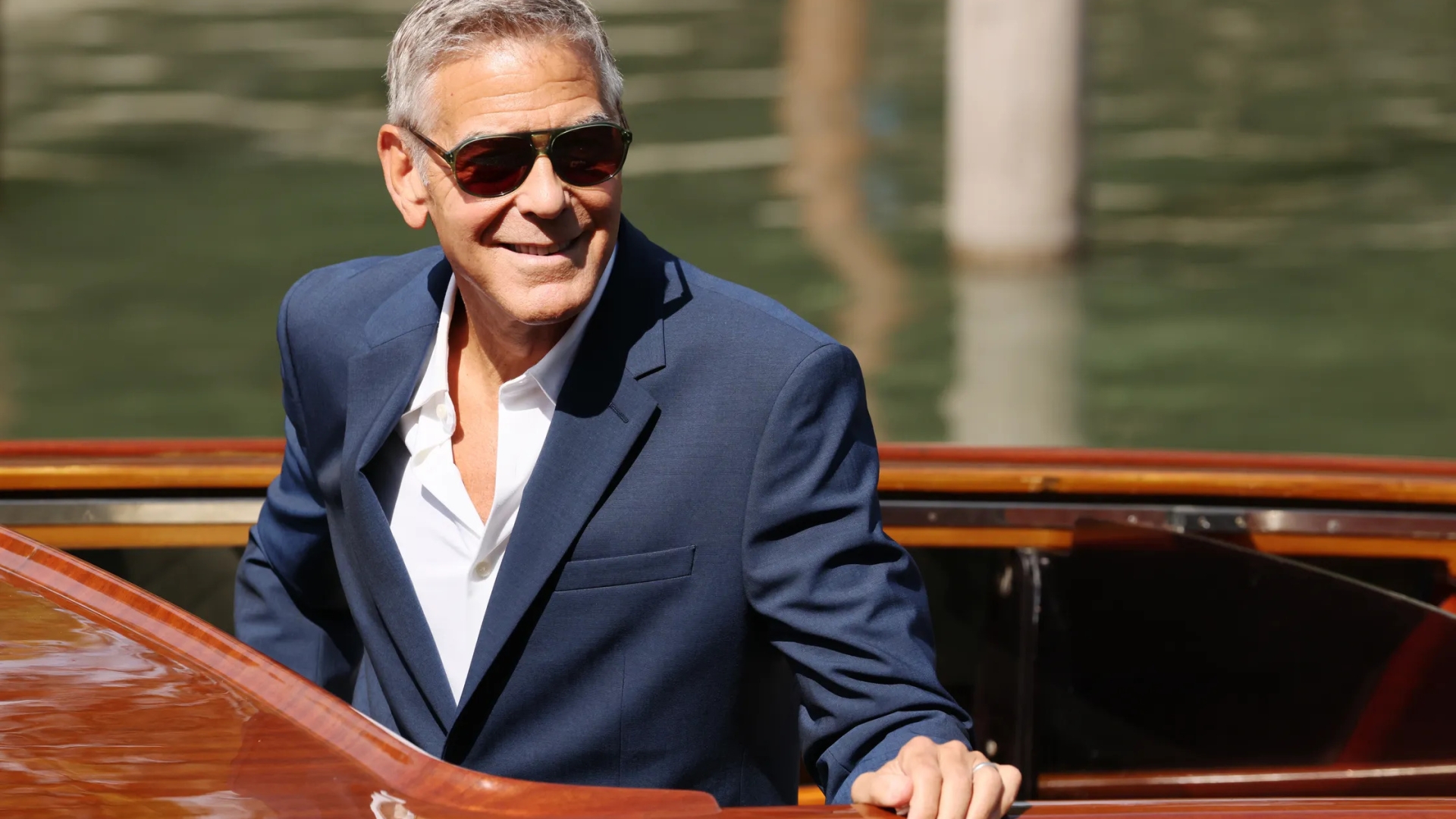 George Clooney Hâlâ George Clooney Gibi Giyiniyor