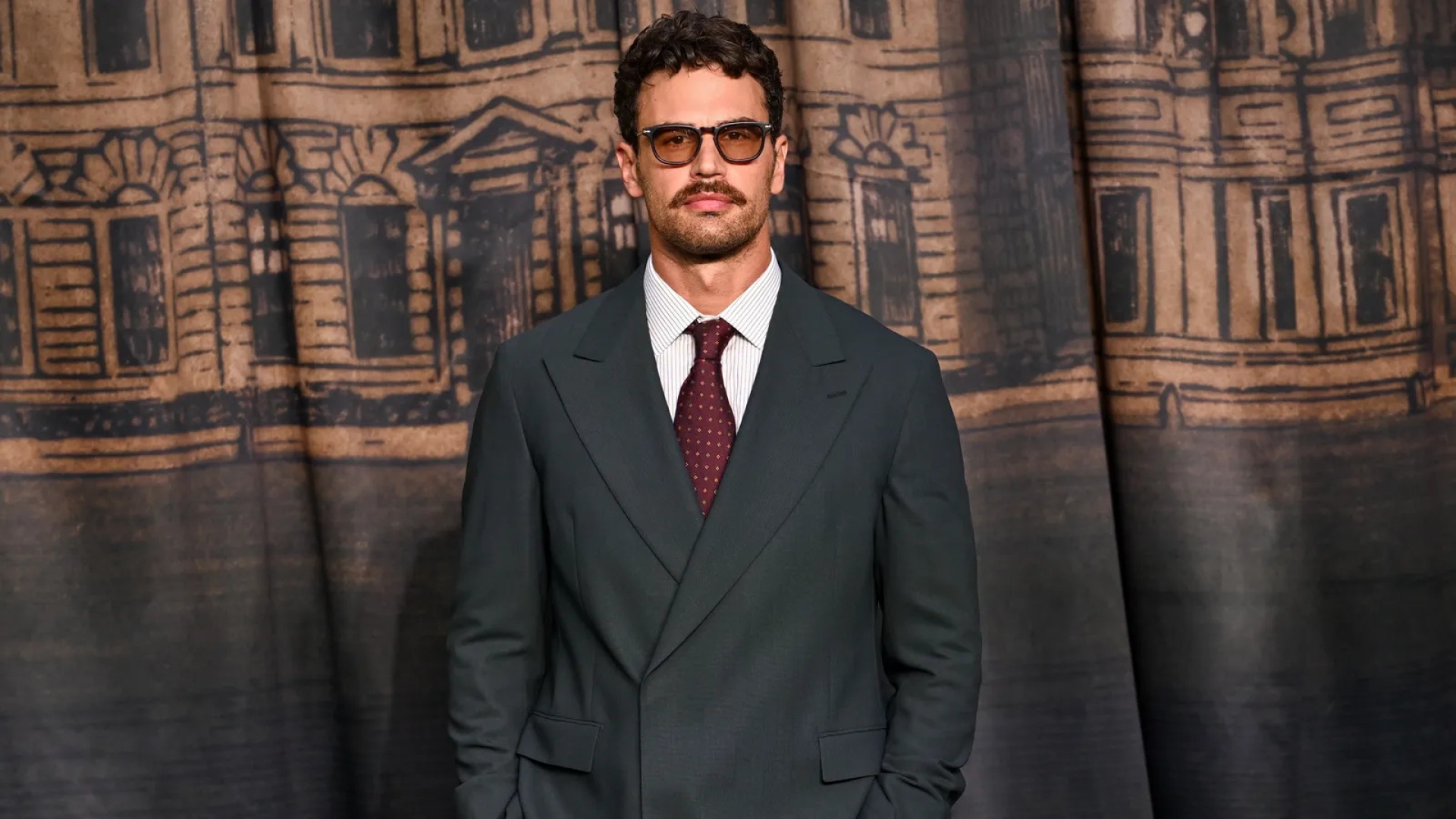Theo James’in Üzerindeki Yarı Kruvaze Takımla Tanışın