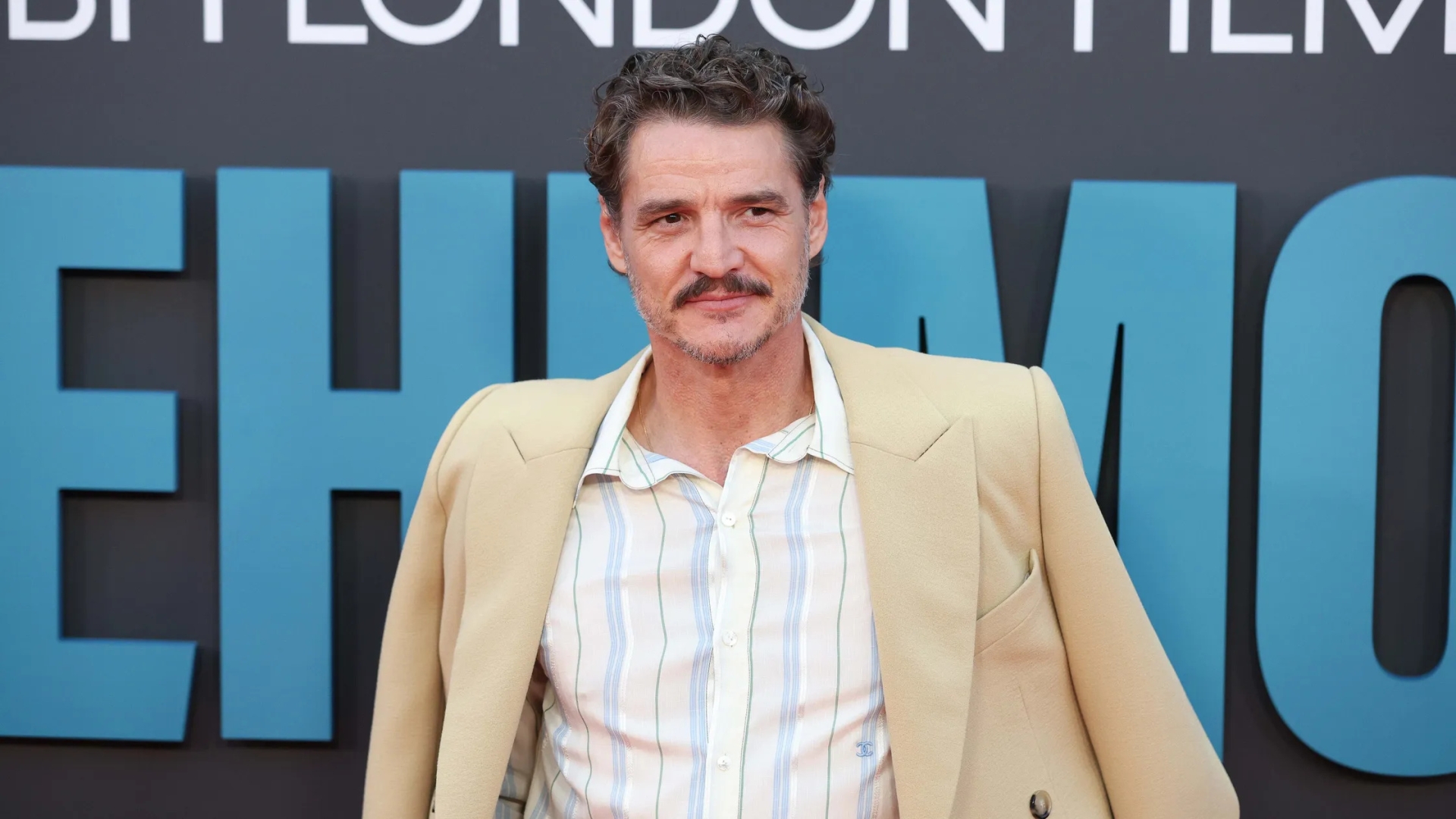 Pedro Pascal, Chanel Erkek Giyimi İçin Bir Kez Daha Güçlü Bir Argüman Sunuyor